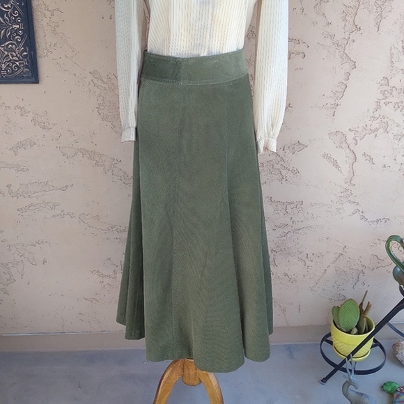 Vintage Bloomingdale's Green Corduroy Midi Skirt - Picture 4 of 8
